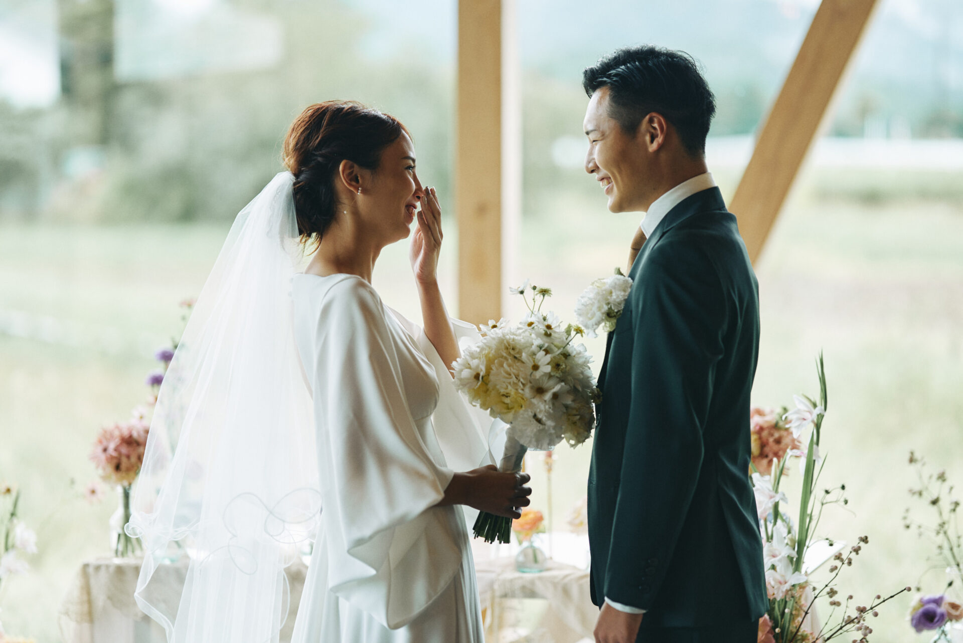 挙式で主役の2人が向き合う写真